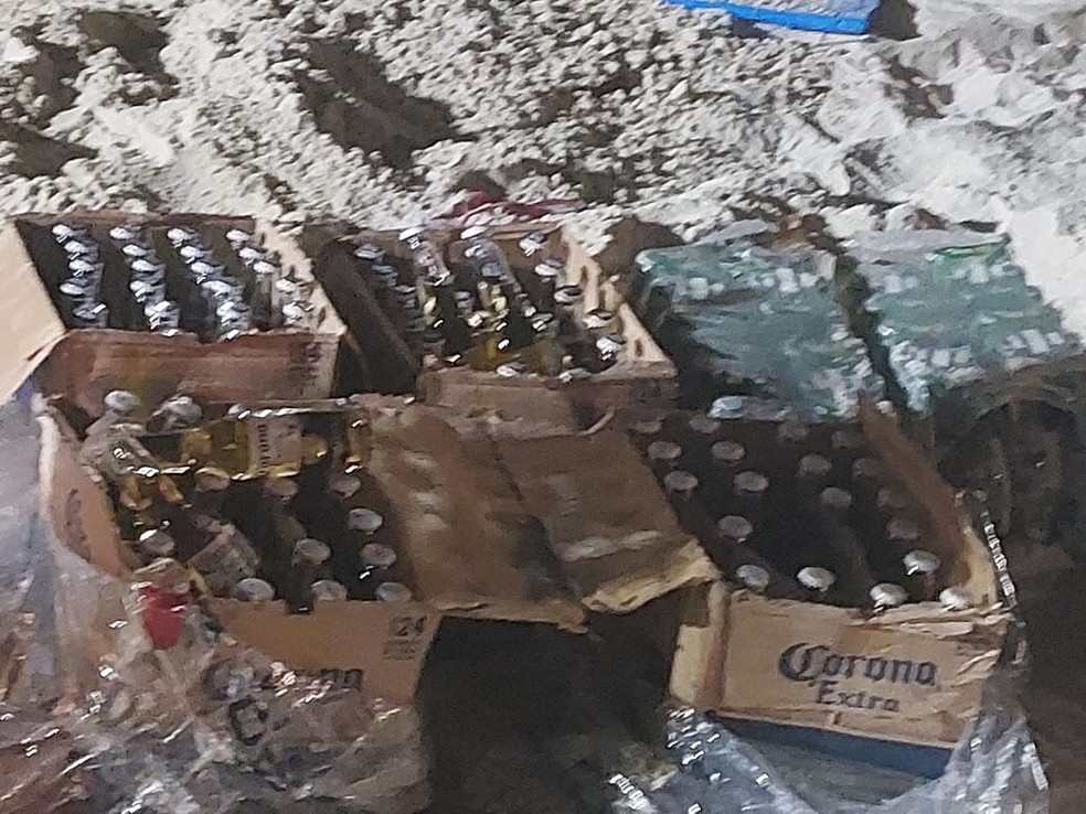 A Secretaria Municipal de Ordem Pública do Rio de Janeiro encontrou 140 garrafas de vidro escondidas na areia da Praia de Copacabana — Foto: Divulgação/ Secretaria Municipal de Ordem Pública do Rio de Janeiro