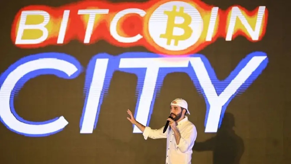 O presidente de El Salvador, Nayib Bukele, prometeu que a adoção do bitcoin traria 'prosperidade, liberdade econômica e inclusão financeira' a El Salvador — Foto: AFP via Getty Images