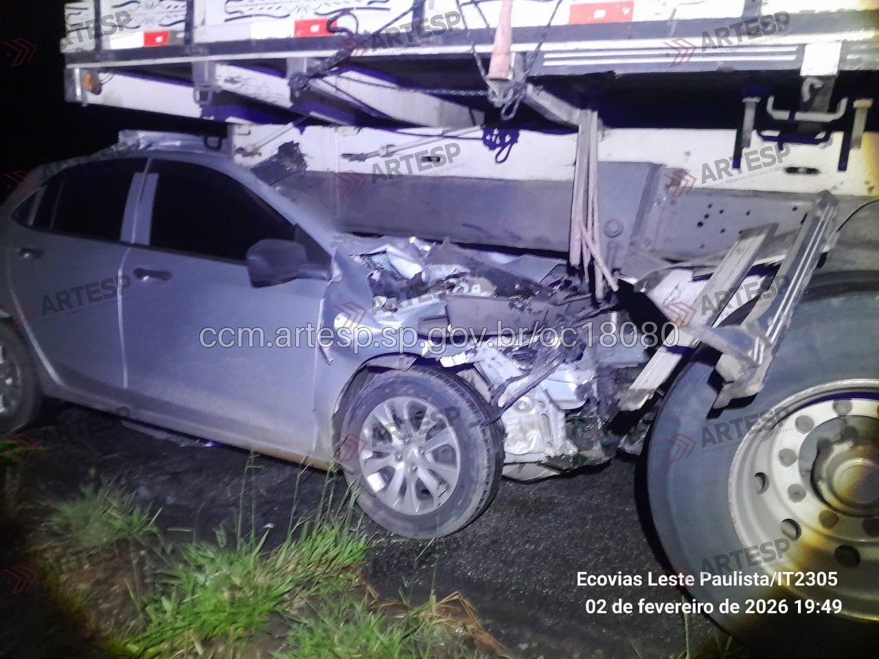 Motorista de carro morre após colidir com traseira de caminhão na rodovia Carvalho Pinto