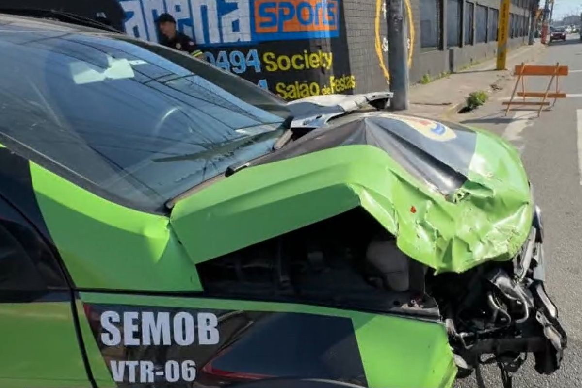 Homem furta carro da prefeitura, dirige desgovernado e bate em outros veículos no litoral de SP; VEJA