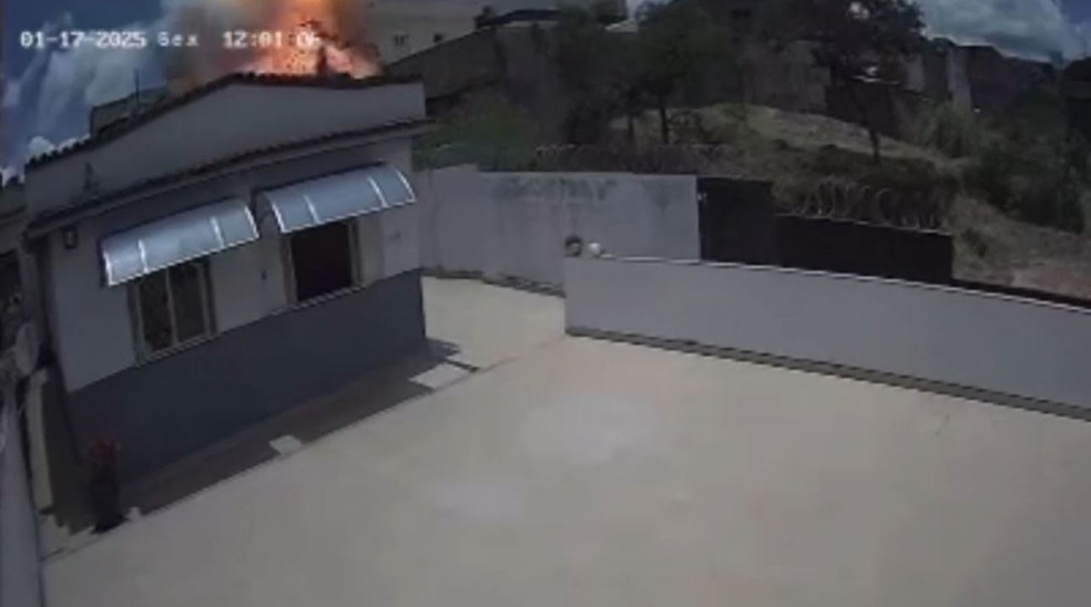 Explosão foi registrada em fábrica clandestina de fogos de artifício em Santo Antônio do Monte — Foto: Reprodução/Redes Sociais