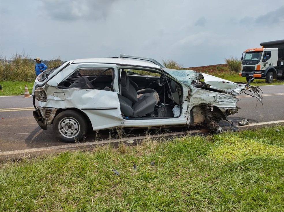 O motorista do carro e a passageira foram arremessados para fora do veículo em acidente em vicinal de Botucatu — Foto: Acontece Botucatu/Reprodução