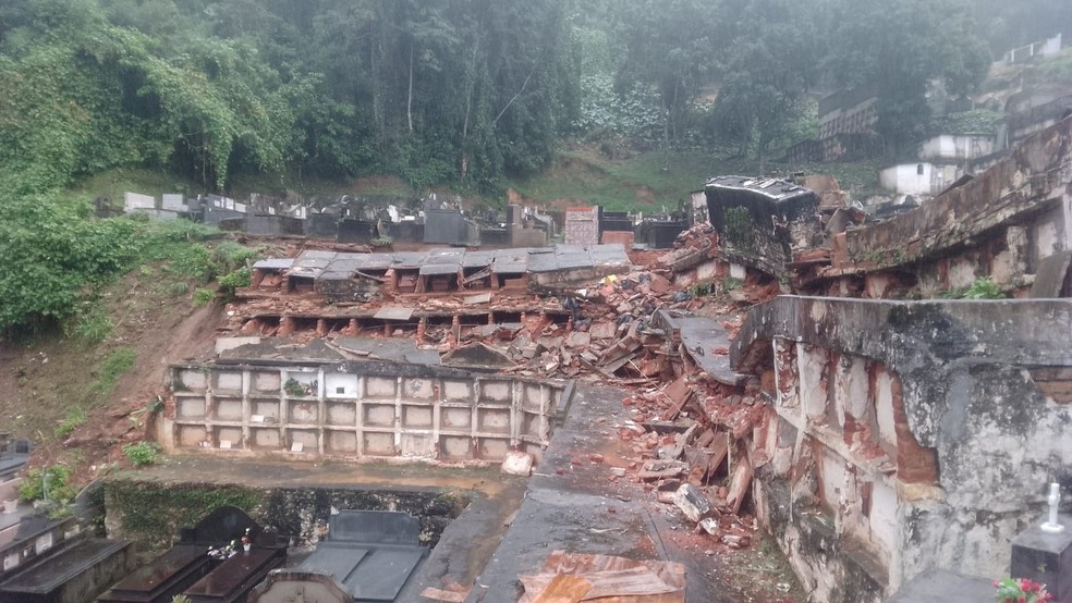 Prefeitura de Petrópolis espera decisão judicial para transferir sepultados para outro local — Foto: Reprodução redes sociais