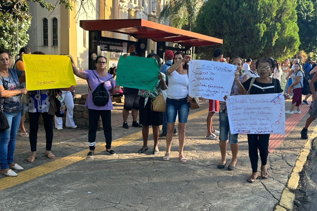 Usuários exibem cartazes e reclamam de mudanças nas linhas de ônibus em Presidente Prudente