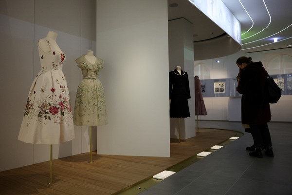 Dior reabre loja histórica e museu no coração de Paris, Luxo