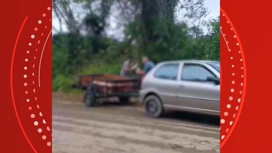 VÍDEO: dupla descarta entulho em área de preservação, é flagrada e obrigada a recolher lixo no ES - Caso aconteceu em Vila Velha, no Parque Natural de Jacarenema. Prefeitura estima que gasto com limpeza de pontos irregulares chega a R$ 90 mil por mês.