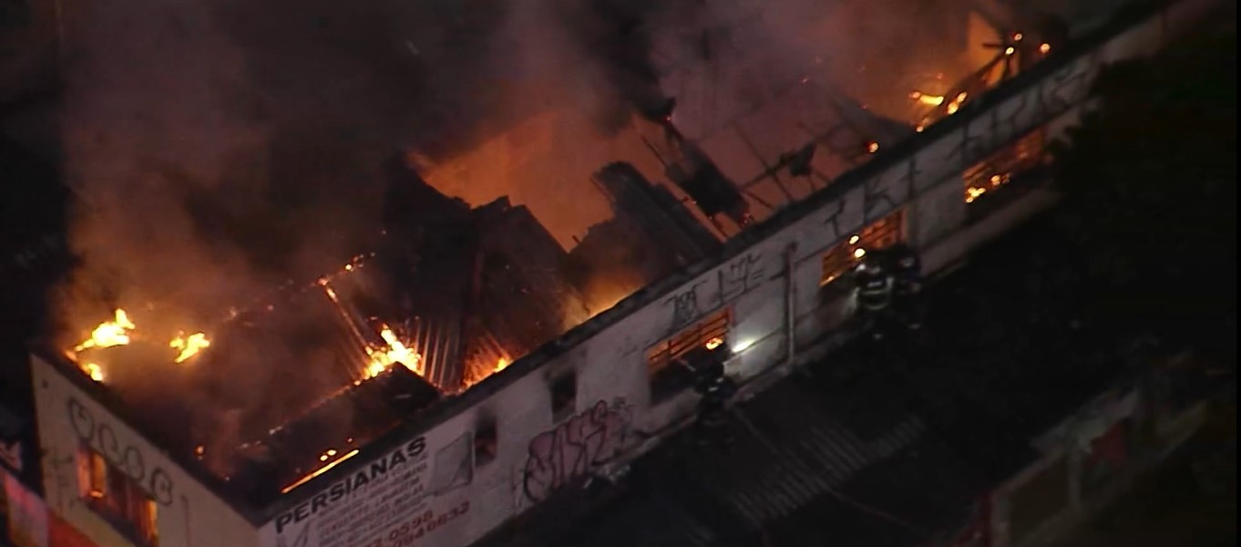 Galpão comercial pega fogo em Santa Cecília, no Centro de São Paulo