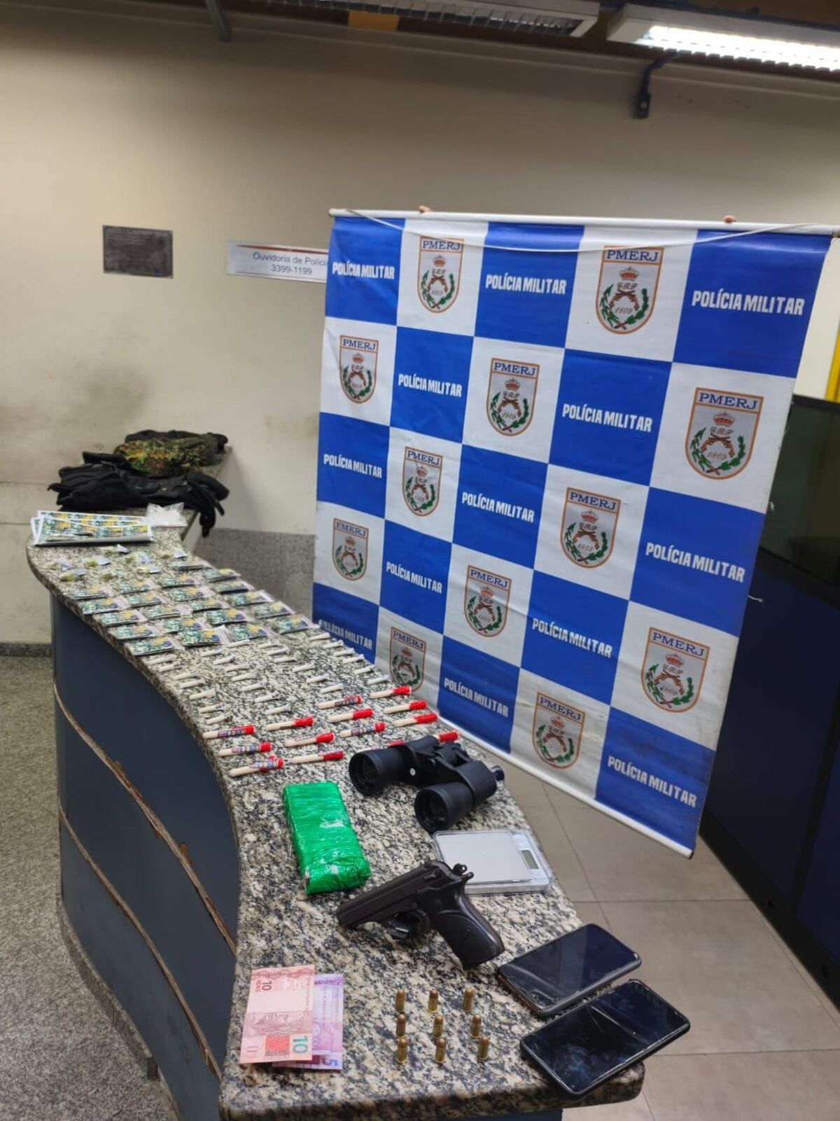 Jovem é preso com arma e drogas em Barra Mansa