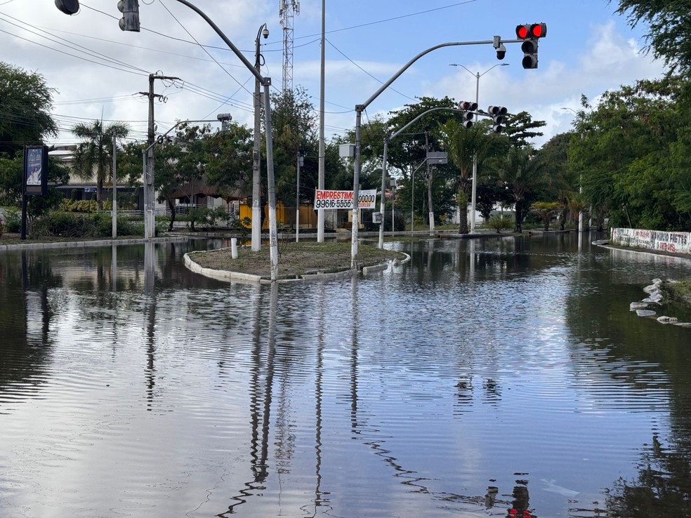Cruzamento das avenidas Ayrton Senna e Alagoas interditado por causa de alagamento em Natal — Foto: Vinícius Marinho/Inter TV Cabugi