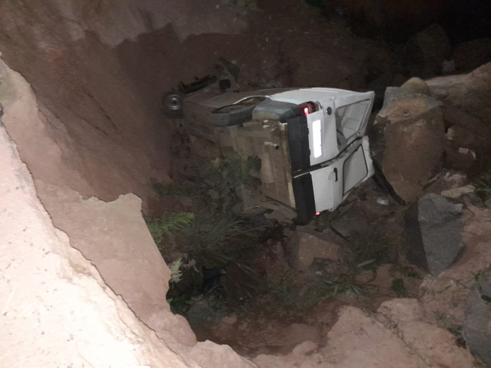 Carro cai em cratera na MGC-482, em Fervedouro — Foto: PMRv/Divulgação