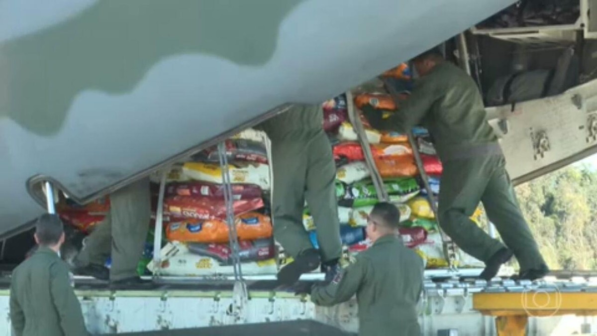 FAB transporta vinte toneladas de ração para animais resgatados nas enchentes do RS