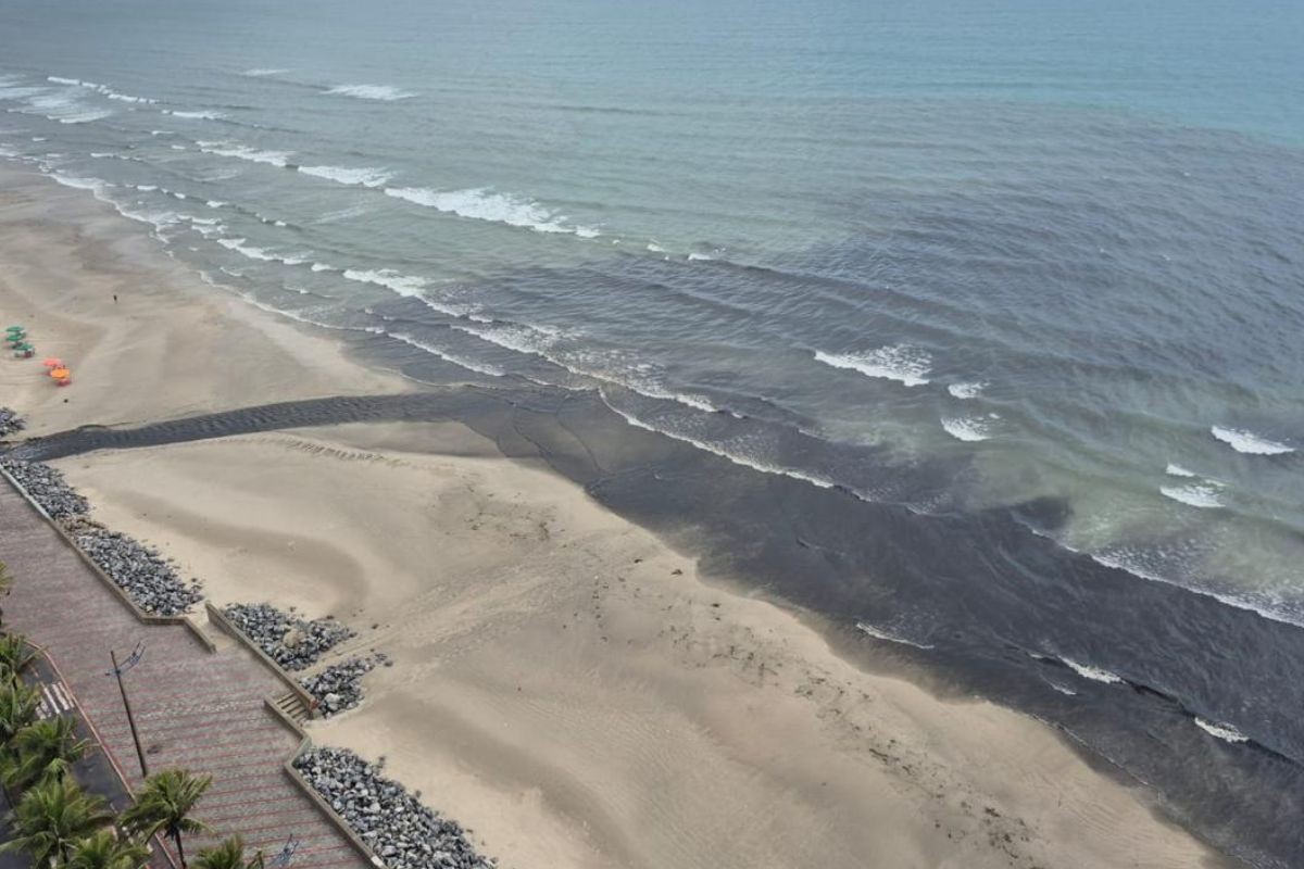 Mancha preta atinge mar no litoral de SP, causa mau cheiro e rende multa à Sabesp