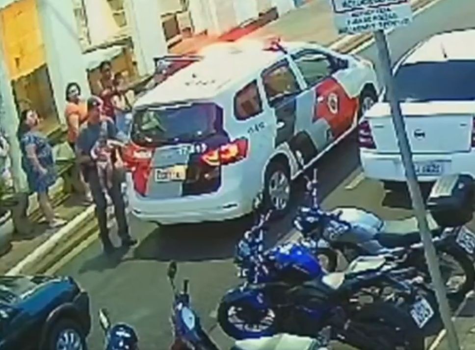 Policiais salvam bebê engasgada durante patrulhamento em Santa Cruz do Rio Pardo; vídeo
