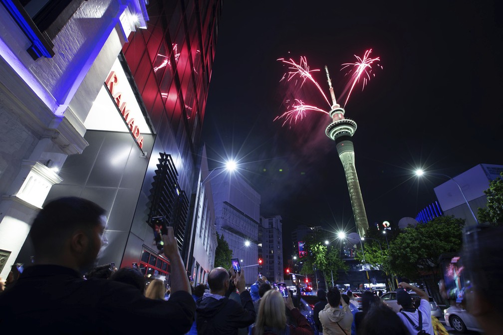 Fogos de artifício na Sky Tower em Auckland, Nova Zelândia, para celebrar o Ano Novo na segunda-feira, 1º de janeiro de 2024 — Foto: Hayden Woodward/New Zealand Herald via AP