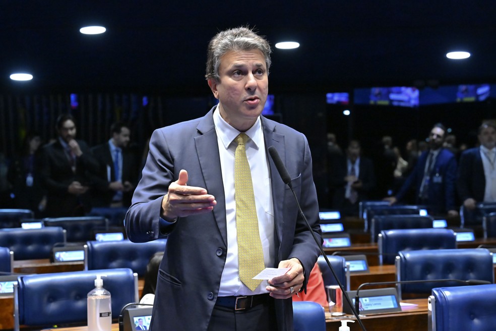 Senador Camilo Santana (PT-CE) apresentou emenda prevendo a redução da maioridade penal para 16 anos em casos de crimes hediondos. — Foto: Waldemir Barreto/Agência Senado