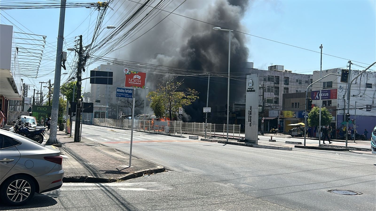 Vídeo: Topic de Caucaia pega fogo na Avenida Bezerra de Menezes, em Fortaleza
