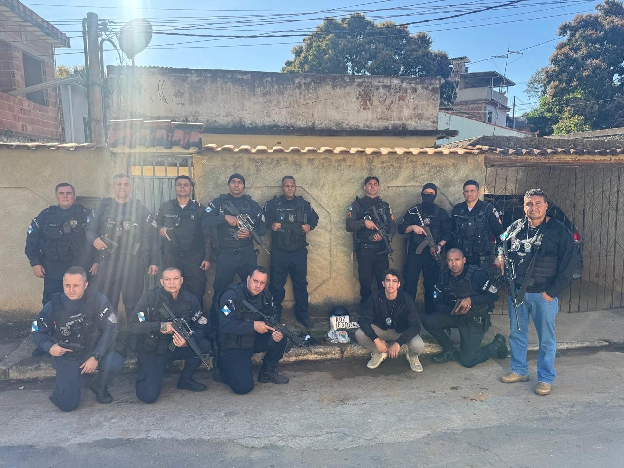 Operação recupera celular roubado e apreende drogas e carregadores de pistola em Três Rios