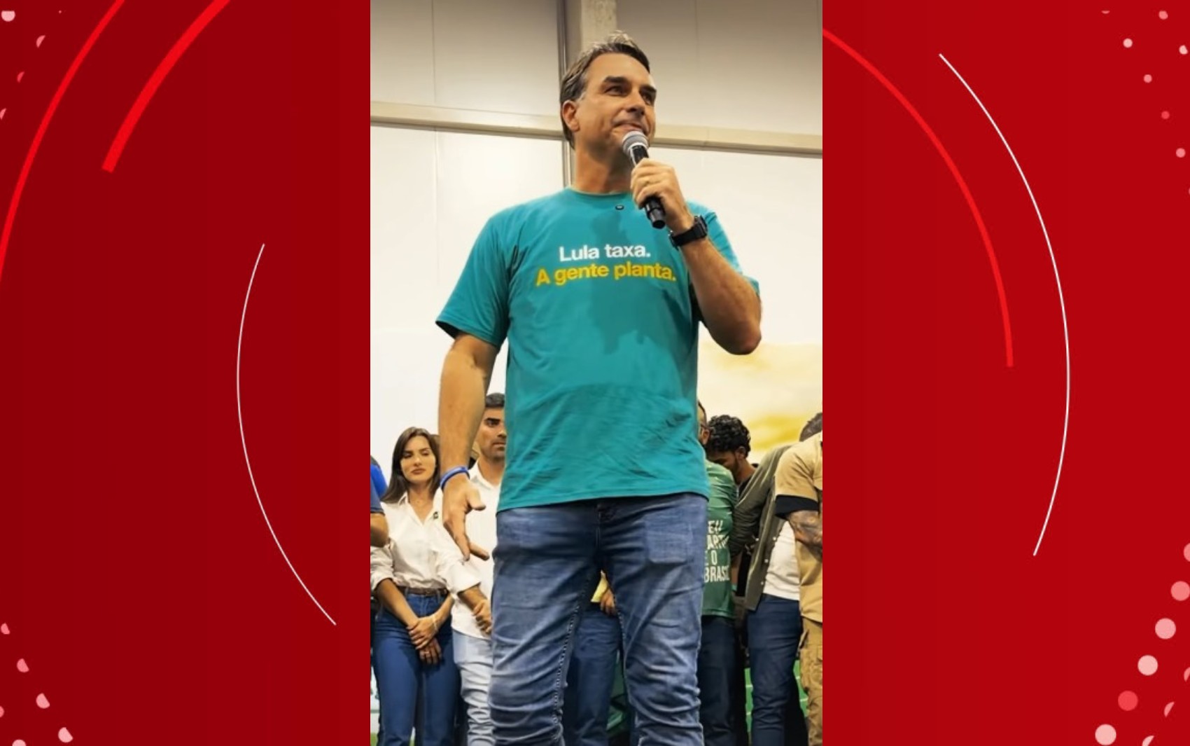 Flávio Bolsonaro faz campanha em reduto do pai na Bahia e critica governo Lula