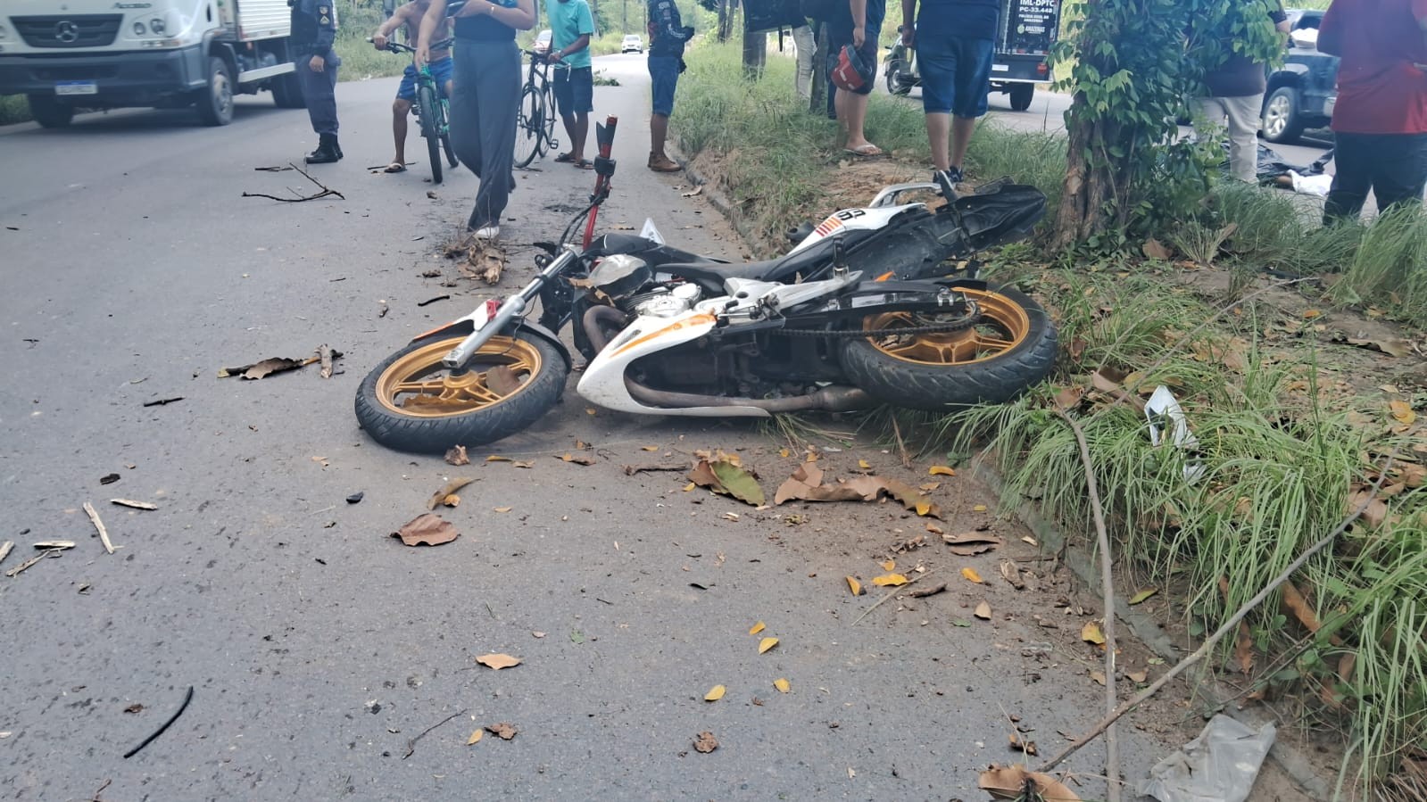 Motociclista perde controle, colide contra duas árvores e morre em avenida de Manaus