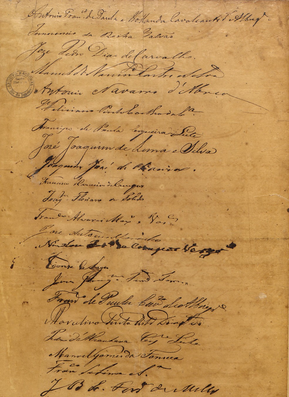 Página do abaixo-assinado, de 1840, em que senadores e deputados pediam que o príncipe aceitasse assumir suas responsabilidades como monarca imediatamente, propondo a declaração da maioridade aos 14 anos. — Foto: Arquivo Nacional.