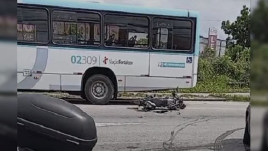 Policial civil morre após ser atropelado por ônibus em Fortaleza - Foto: (Reprodução/TV Verdes Mares)