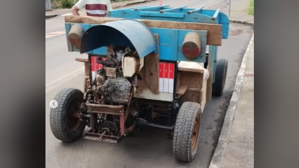 Carro dos Flintstones é abordado em rodovia de SC — Foto: PMRv/Divulgação