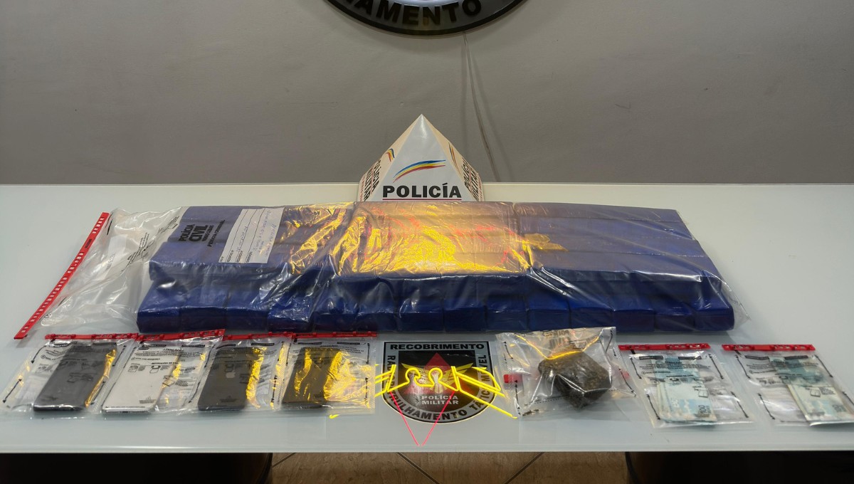 Dupla é presa com 25 barras de maconha em Governador Valadares