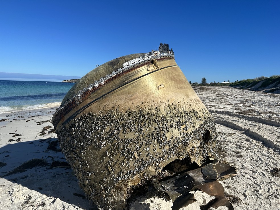 Objeto cilíndrico encontrado em uma praia na Austrália — Foto: Reprodução/@AusSpaceAgency