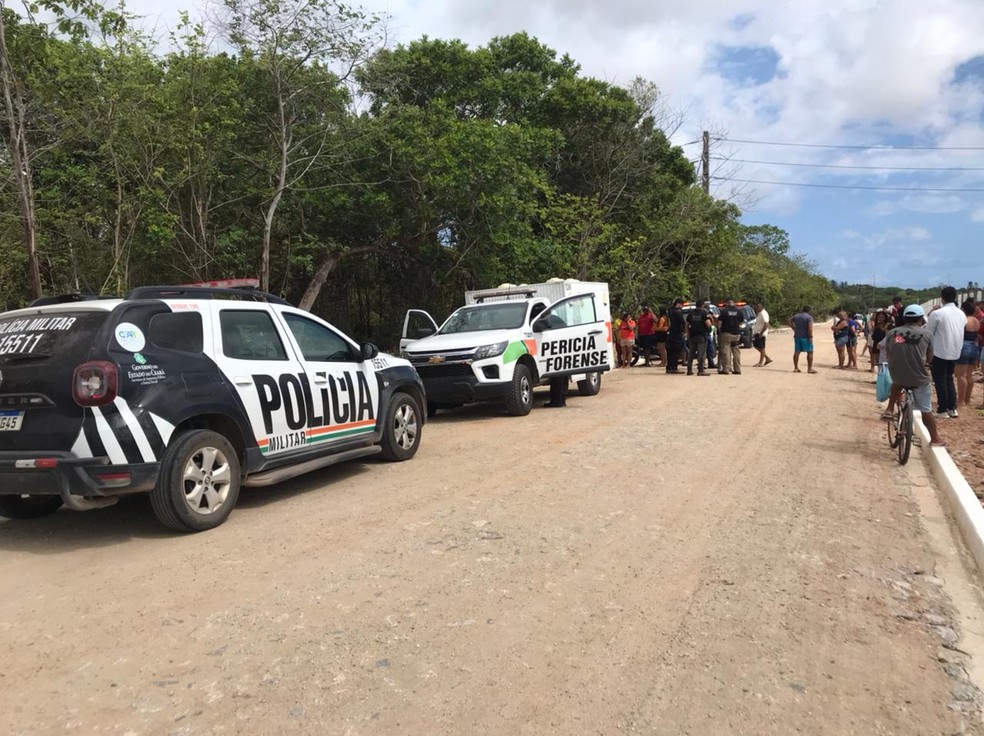 Polícia Militar e Perícia atendem ocorrência de achado de cadáver na Grande Fortaleza. — Foto: Paulo Alberto/TVM