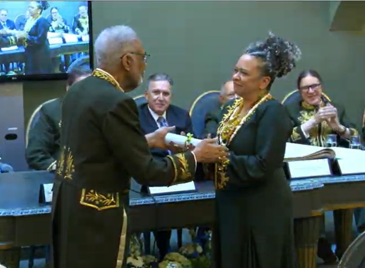 Ana Maria Gonçalves toma posse na ABL e se torna primeira mulher negra a ocupar cadeira na instituição