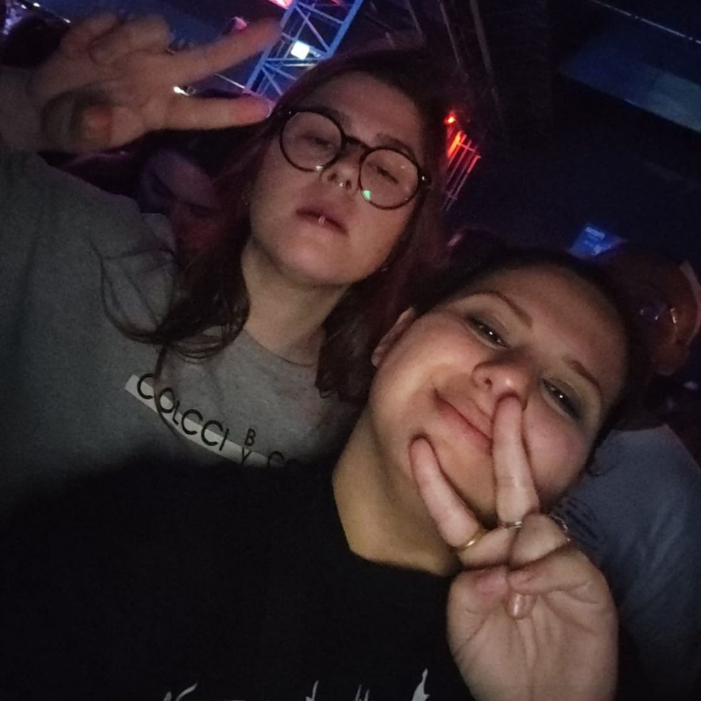 Alice de Moraes, ao fundo, passou mal quando estava no show de Luísa Sonza, em Porto Alegre, com a amiga Camila Rodrigues — Foto: Camila Rodrigues/Arquivo Pessoal
