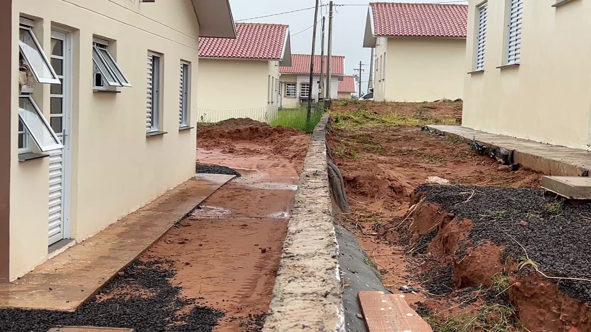 Moradores de Agudos enfrentam problemas estruturais e falta de água em imóveis do programa Casa Paulista: 'Desumano'