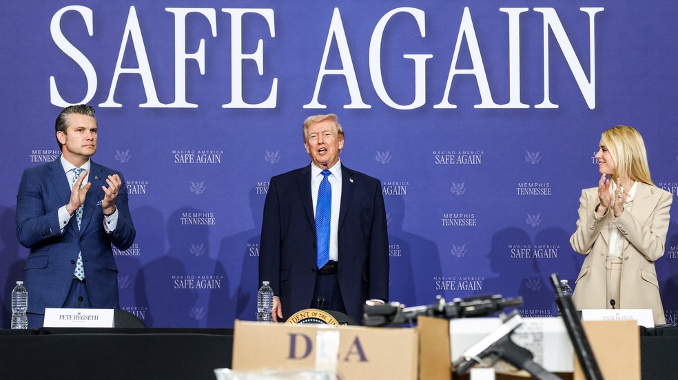 Pam Bondi, aplaudindo Donald Trump, 10 dias antes de sua saída do governo — Foto: REUTERS/Kevin Lamarque