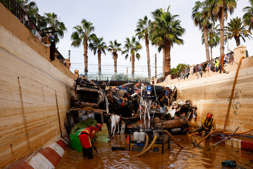 Bombeiros drenam acesso a túnel onde pilha de carros foram formadas após passagem de uma enchente história em Valência, na Espanha, em 1º de novembro de 2024. — Foto: Susana Vera/ Reuters