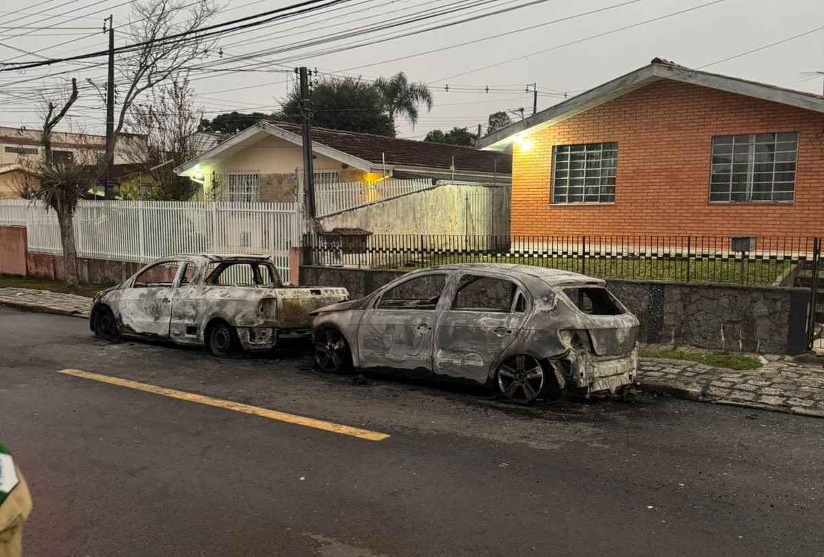 VÍDEO: Mulher é presa após incendiar carros do namorado em Curitiba