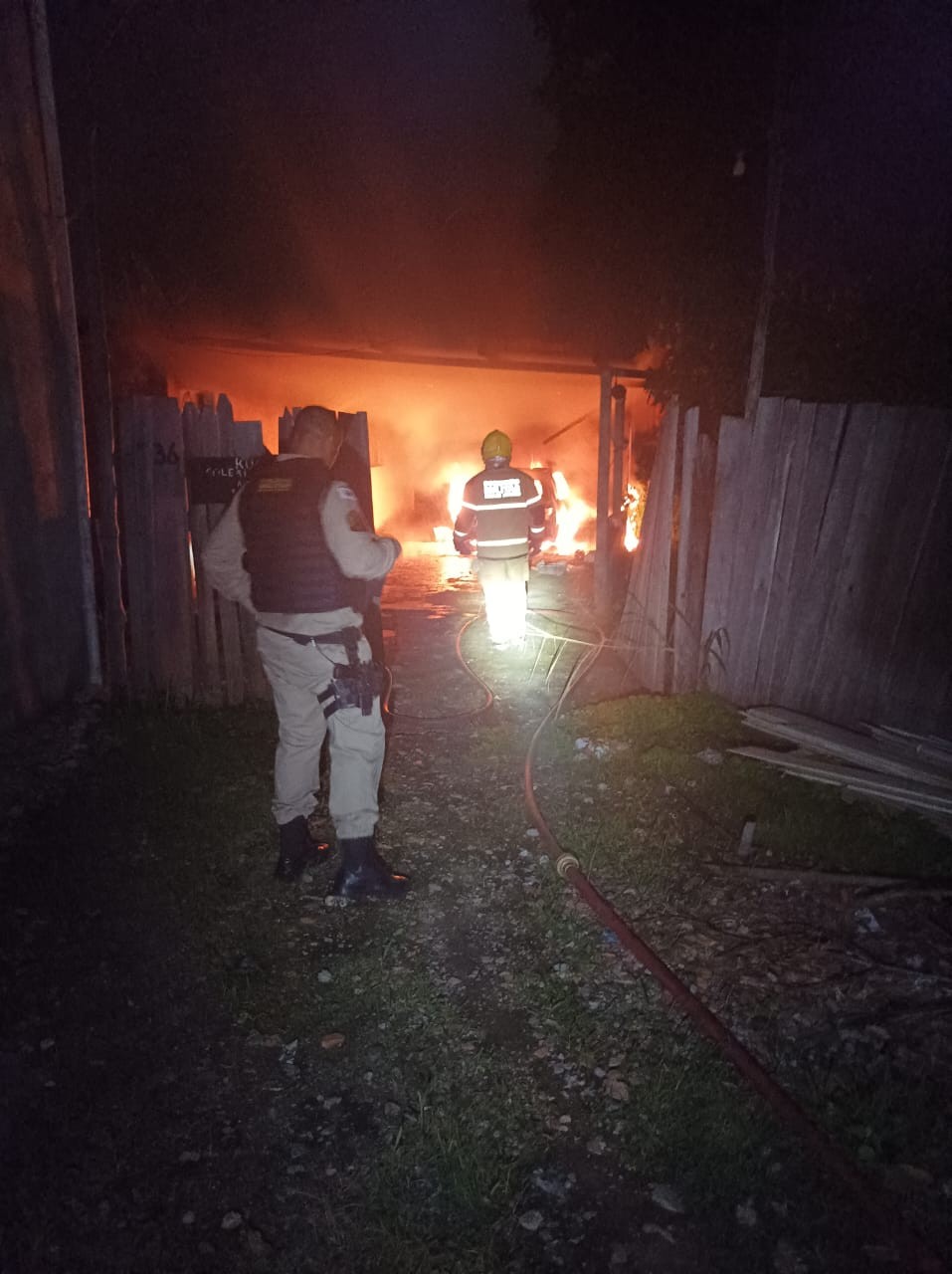 Carro fica destruído depois de pegar fogo em garagem de residência, em Timóteo