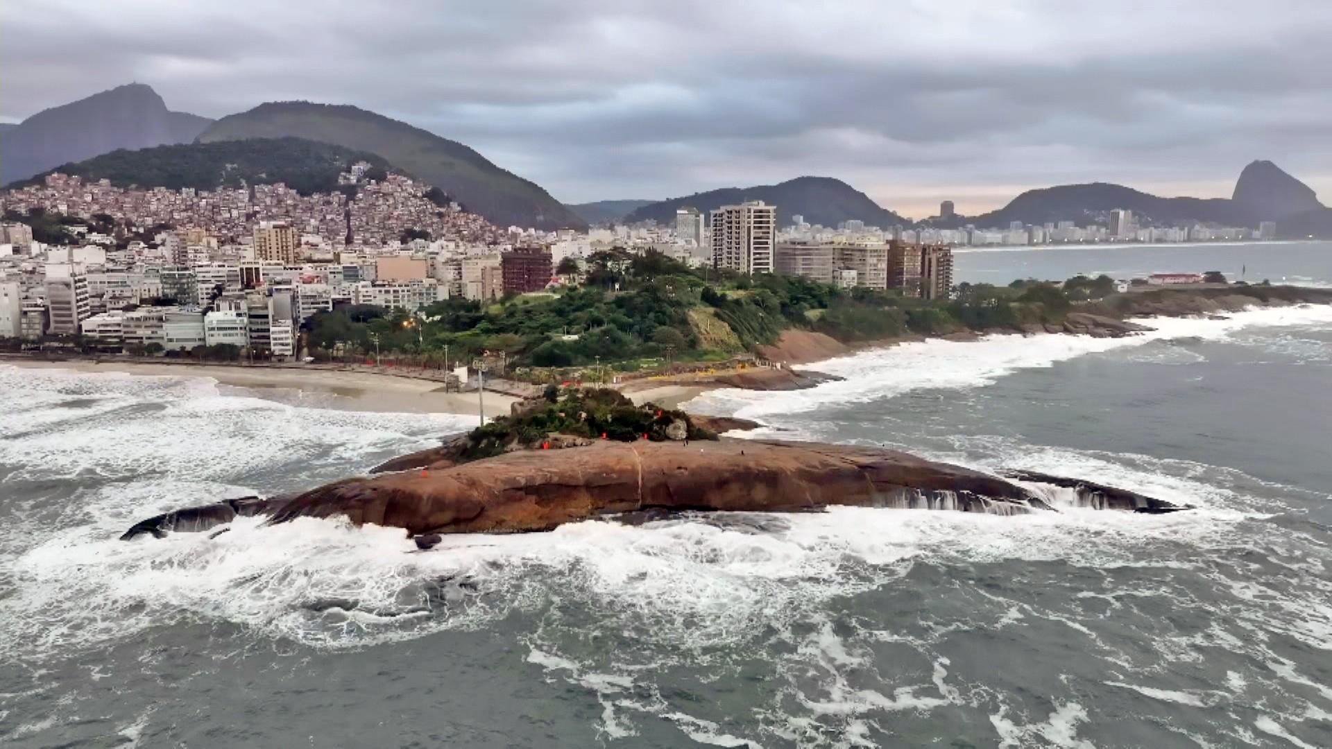 Capitania dos Portos ‘fecha’ saída da Baía de Guanabara; ressaca no litoral do RJ entra no 3º dia