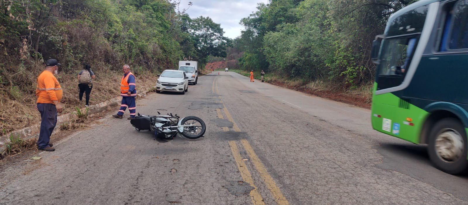 Trabalhador é atropelado por motociclista sem CNH enquanto sinalizava trânsito na BR-354