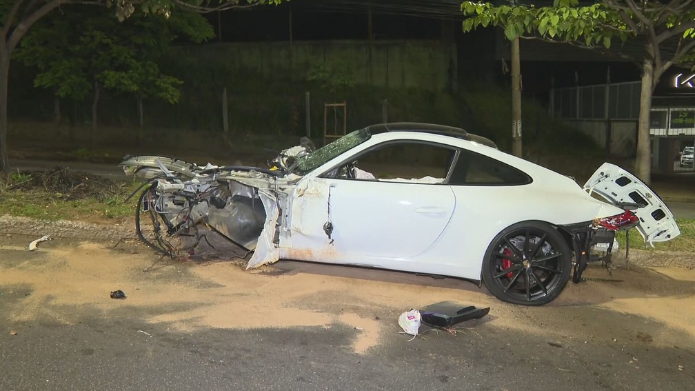 Porsche bateu em alta velocidade em uma rvore  Foto: Reproduo/TV Globo