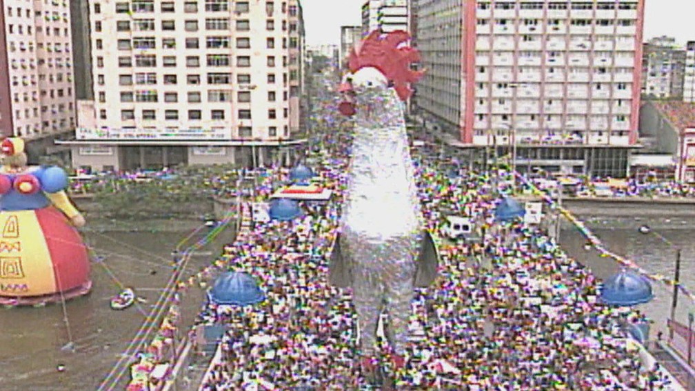 Galo Gigante ficou prateado no carnaval do Recife em 2002 — Foto: Acervo/TV Globo