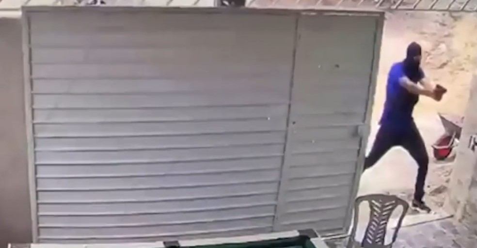 Homem foi morto dentro de casa, na Ilha do Bispo, em João Pessoa — Foto: TV Cabo Branco
