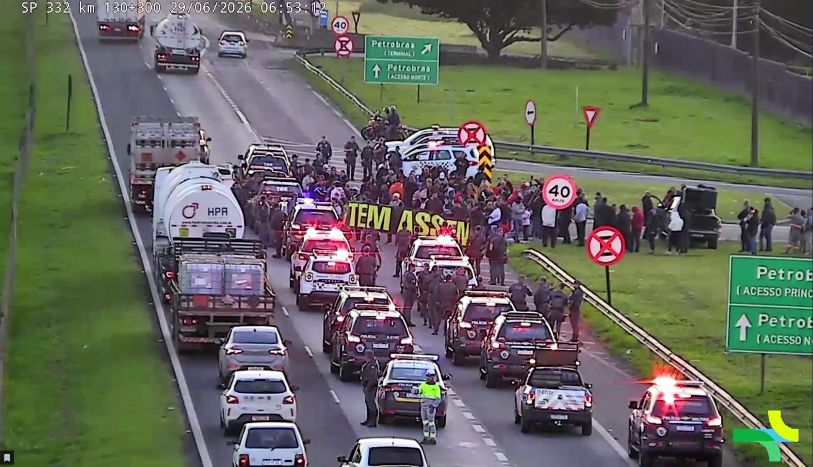 Terceirizados da Replan em greve bloqueiam Rodovia Zeferino Vaz em Paulínia