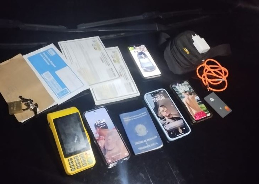 Polícia apreendeu uma máquina para cartões magnéticos com registros de transações financeiras e outros objetos com os suspeitos. — Foto: Polícia Militar/ Divulgação