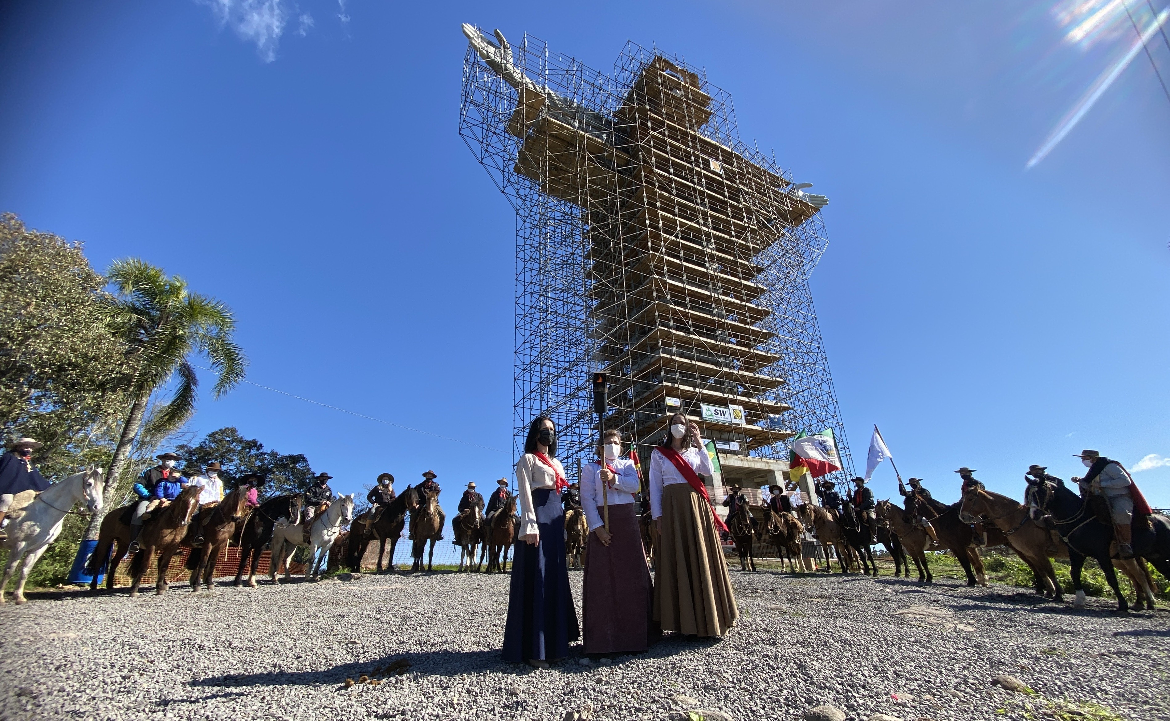 Cavalgada de 100 km vai conduzir Chama Crioula à inauguração do Cristo Protetor