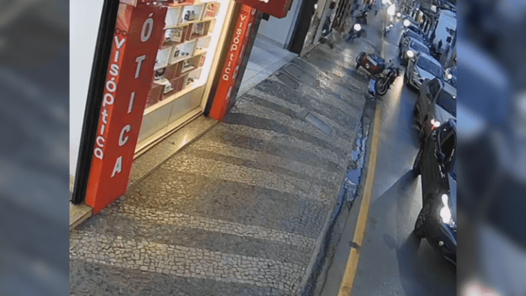 VÍDEO: Motociclista invade calçada para fugir do trânsito, atropela entregador de gás e bate em carro em MG