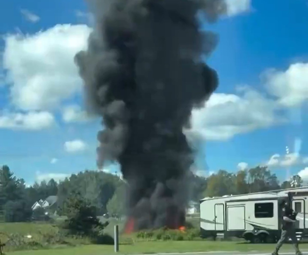 Caça F-16 dos EUA cai perto de estrada em Michigan