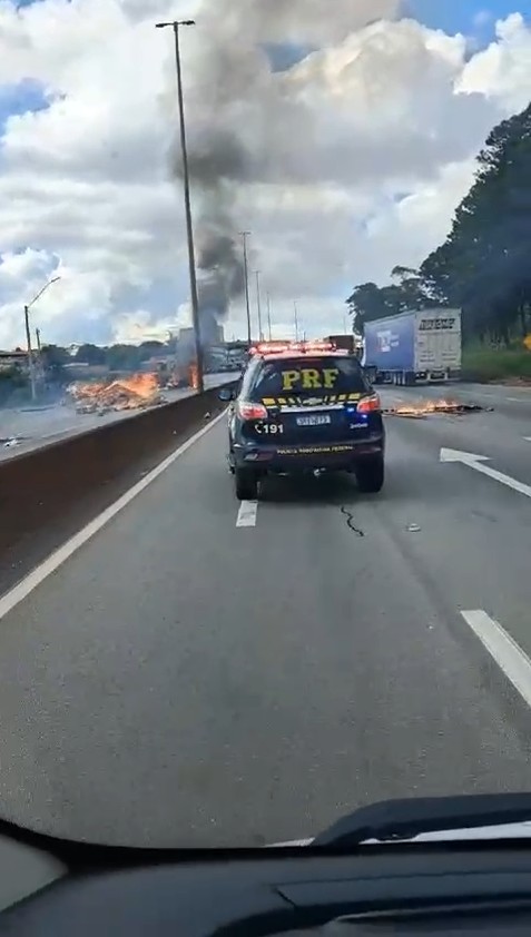 Protesto fecha a BR-381, em Betim; motoristas ficam assustados