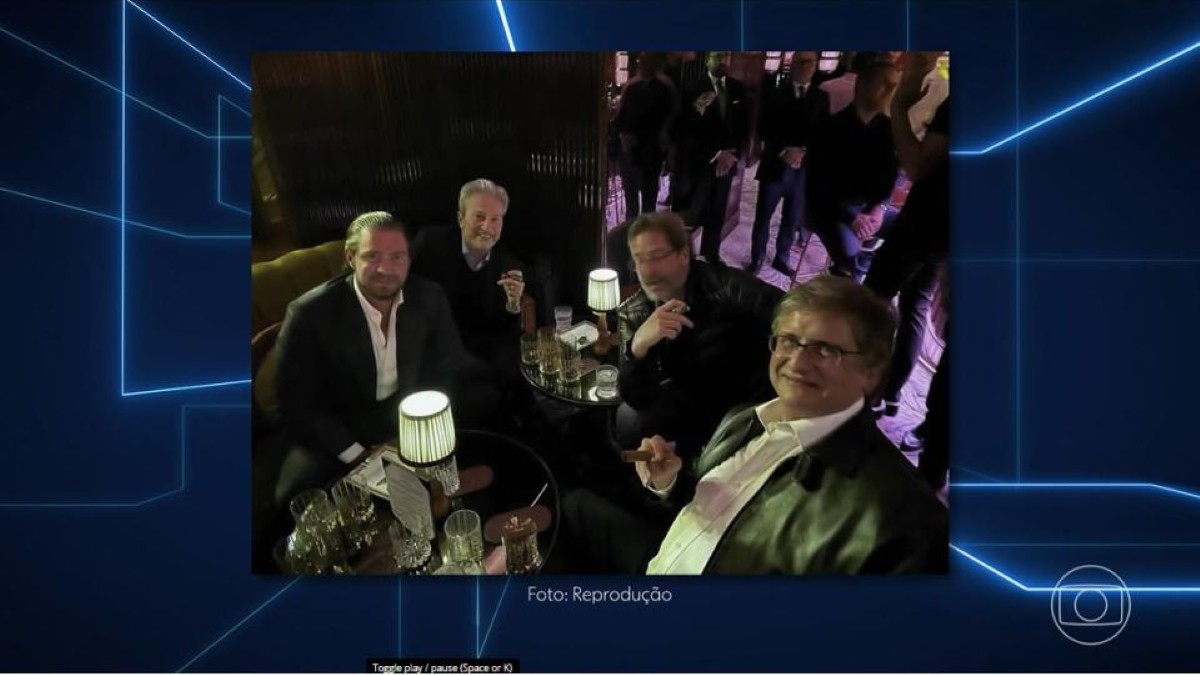 PF encontra no celular de Vorcaro foto dele ao lado de Paulo Gonet em evento em Londres