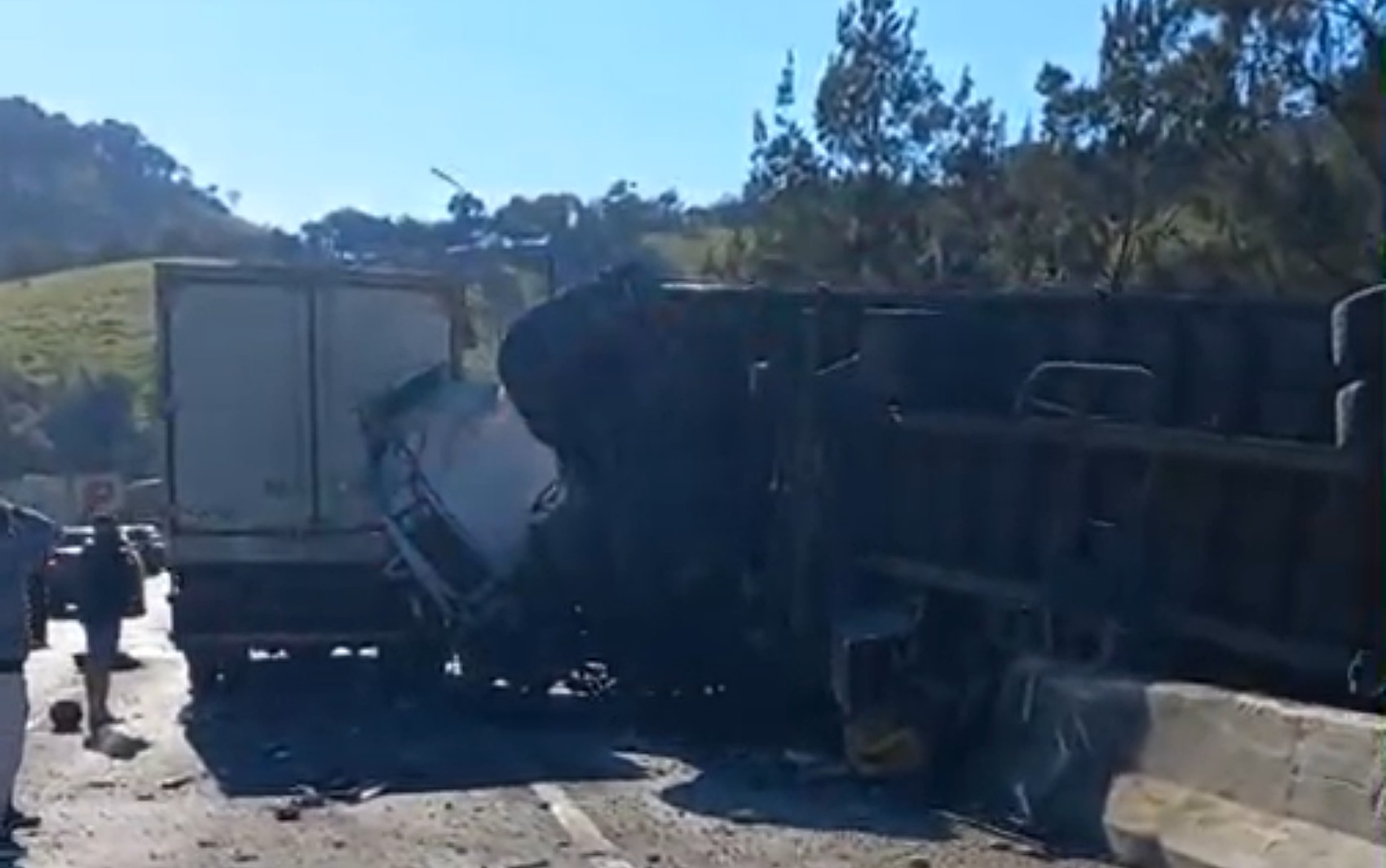 Acidentes envolvendo carretas congestionam Rodovia Fernão Dias, no Sul de Minas