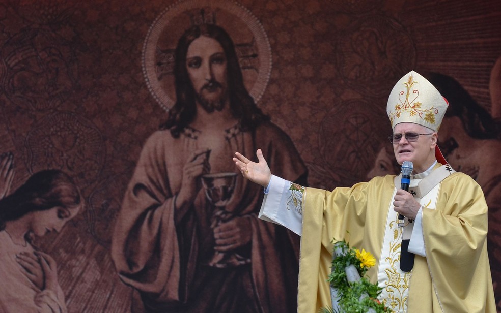 O cardeal arcebispo de São Paulo, Dom Odilo Scherer, prega durante a celebração da missa de Corpus Christi na Praça da Sé — Foto: Alexandre Moreira/Brazil Photo Press/Estadão Conteúdo